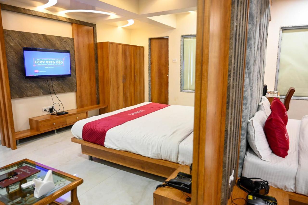 Hotel Adiraj Residency à Navi Mumbai Extérieur photo