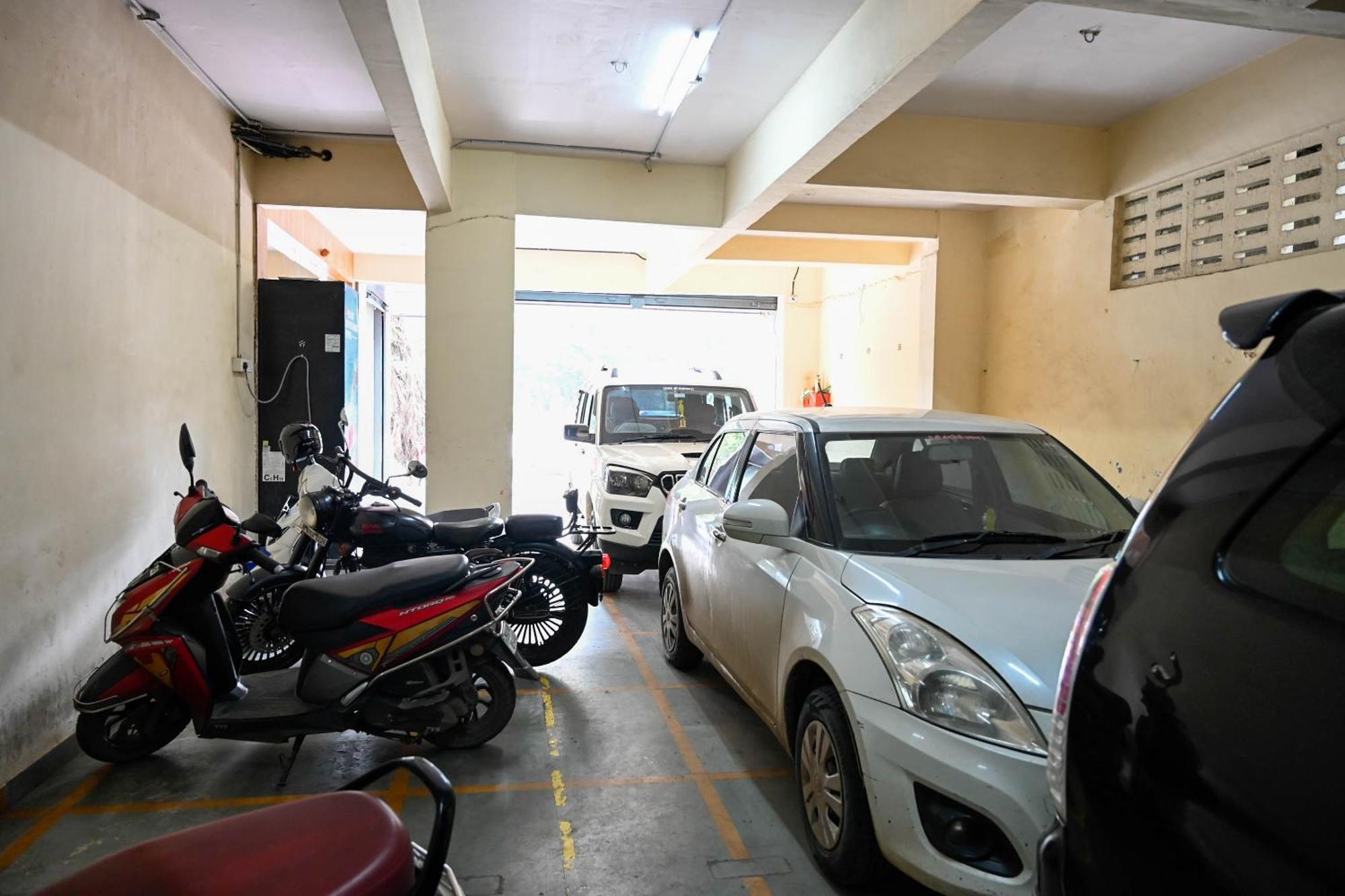 Hotel Adiraj Residency à Navi Mumbai Extérieur photo