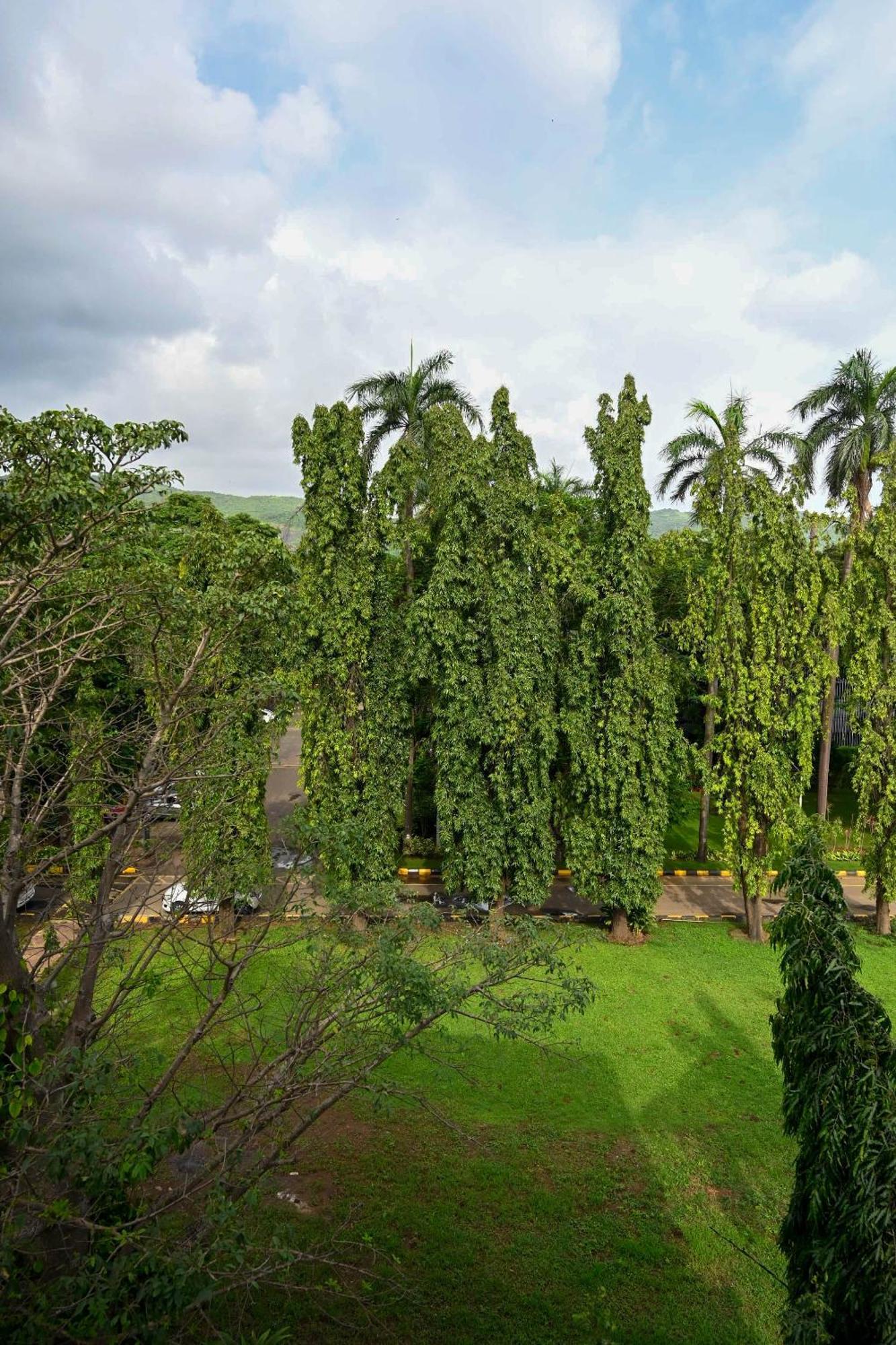 Hotel Adiraj Residency à Navi Mumbai Extérieur photo